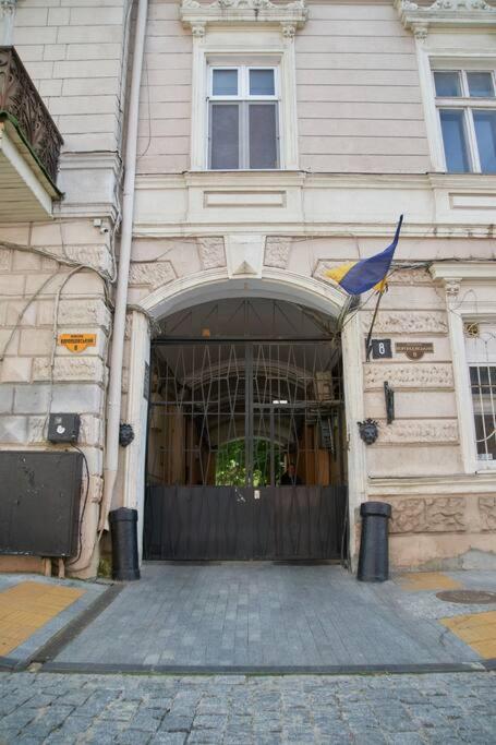 White Door Apartments Heart Of Odessa 1 Εξωτερικό φωτογραφία